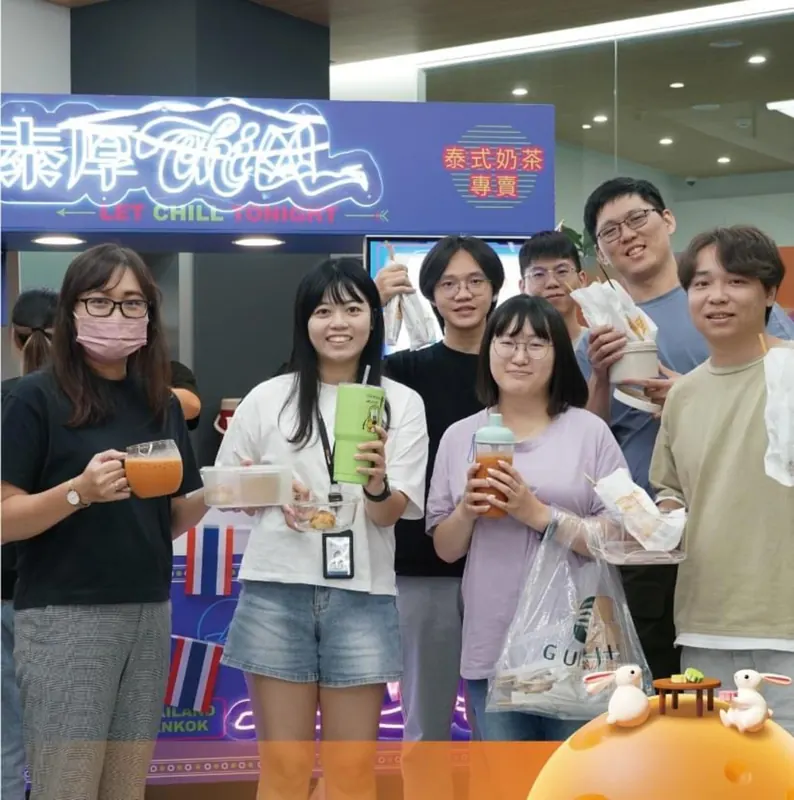 辦公室裡,同事們拿著泰式奶茶在泰厚 CHILL 攤車前合照