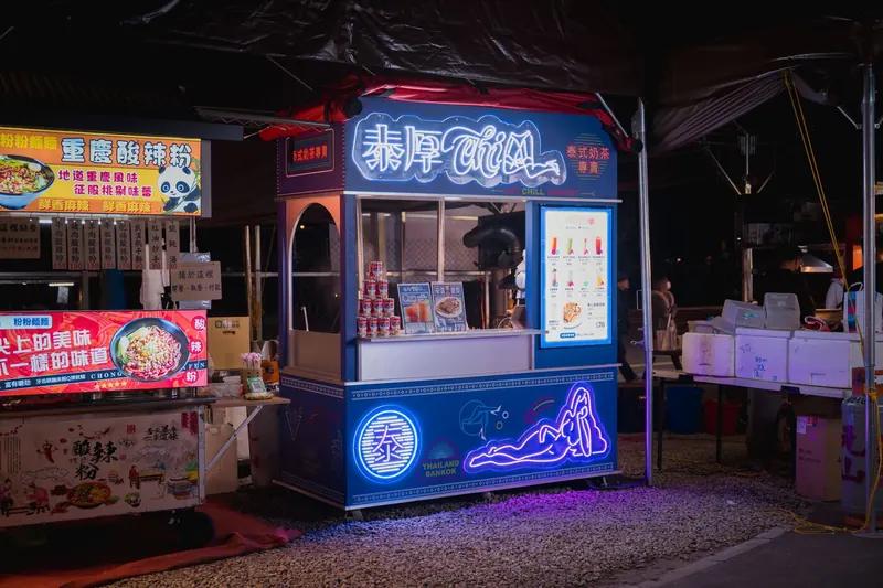 夜裡的泰厚 CHILL 攤車,招牌、菜單燈箱和女體霓虹都亮著