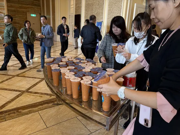 大廳桌上排滿封膜奶茶,工作人員一杯杯遞給來賓
