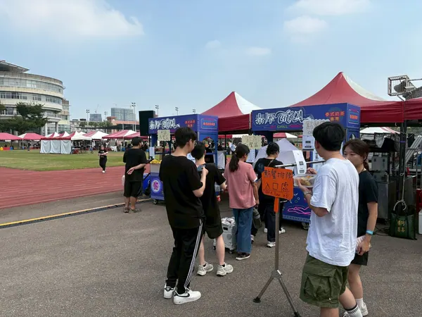 操場跑道邊的帳篷攤位區,來賓在泰厚 CHILL 攤位前排隊