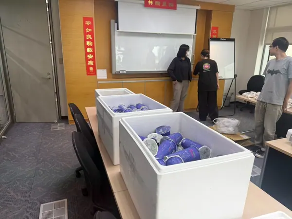 台北辦公大樓會議室裡,裝滿封膜泰式奶茶的保麗龍冷藏箱(會議室交付)