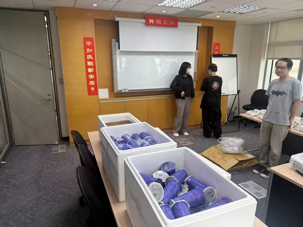 台北辦公大樓會議室裡,裝滿封膜泰式奶茶的保麗龍冷藏箱(提前到場)
