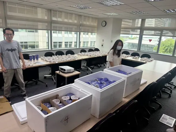 台北辦公大樓會議室裡,裝滿封膜泰式奶茶的保麗龍冷藏箱(會議室交付)