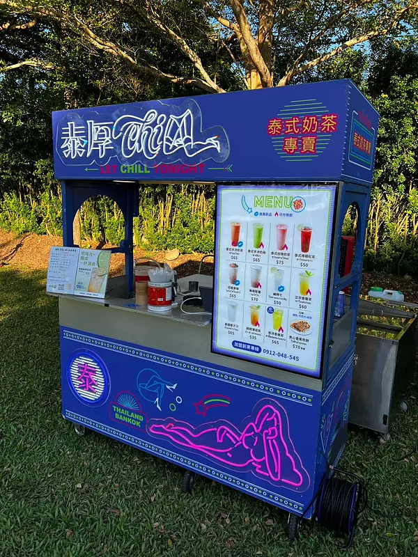 傍晚的草地上,泰厚 CHILL 霓虹攤車已經架好,等客人入場