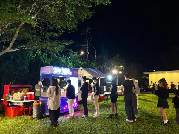 夜晚戶外草地派對,一整排賓客在泰厚 CHILL 攤車前等飲料