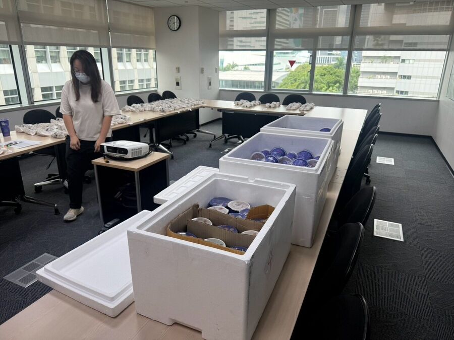 採光良好的辦公大樓會議室，桌上放著冷藏箱與飲品