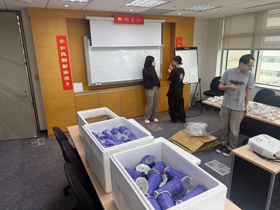 工作人員在辦公大樓會議室整理飲品