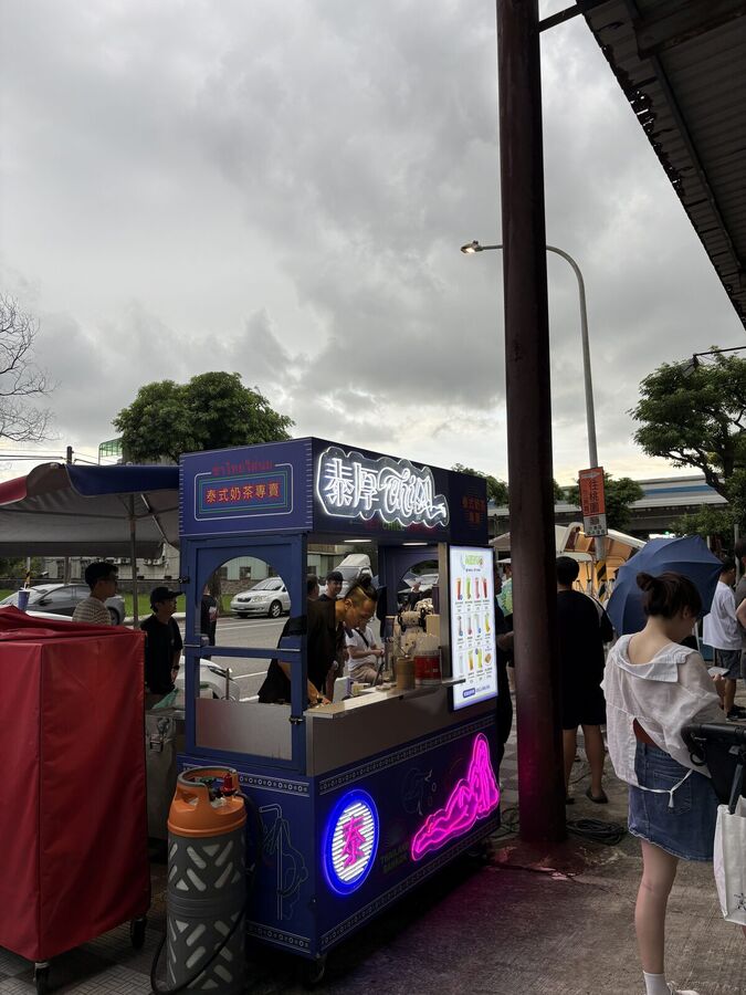 來賓在攤車前等候取餐