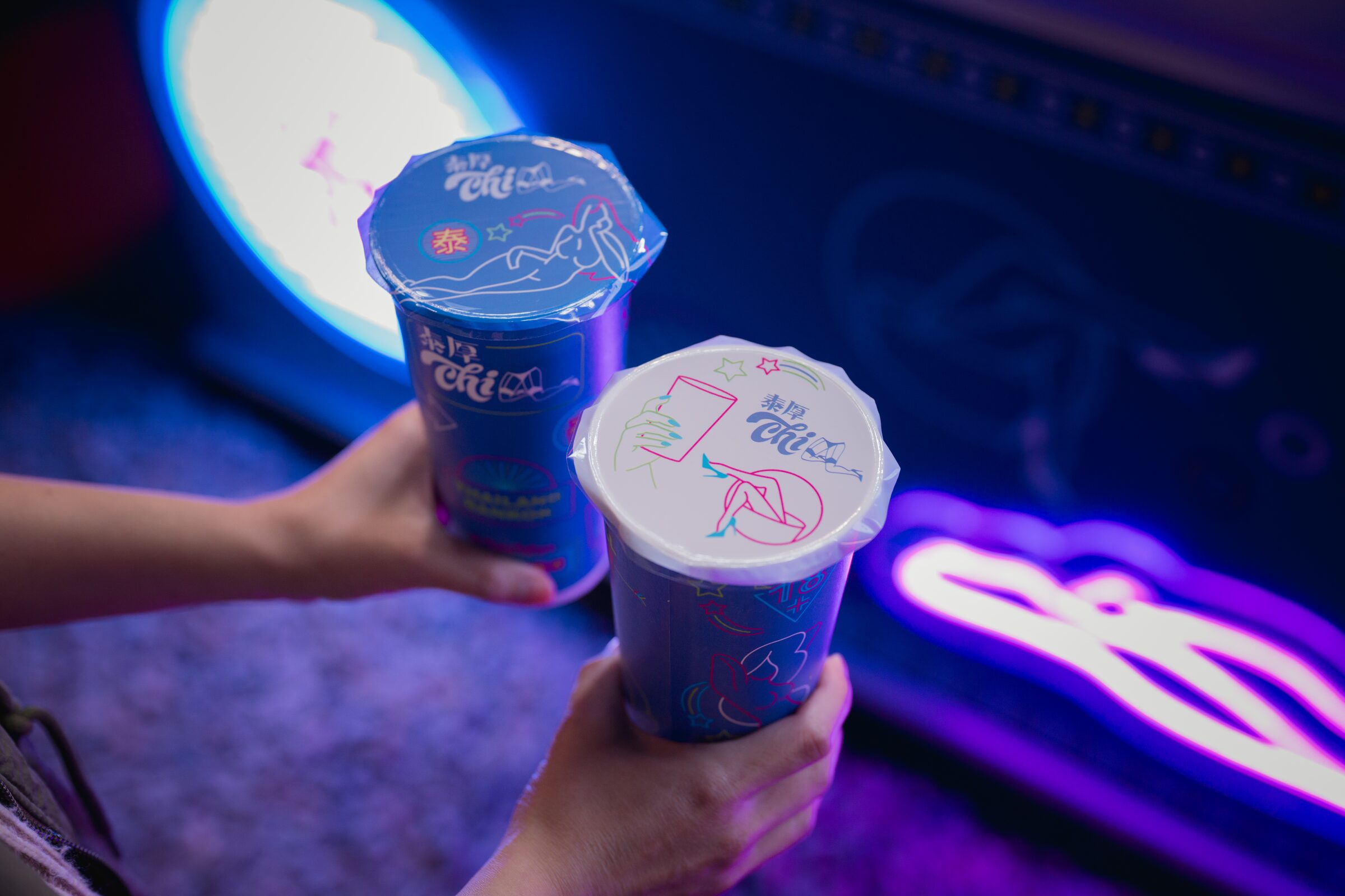 泰厚 Chill 霓虹下的雙杯特寫