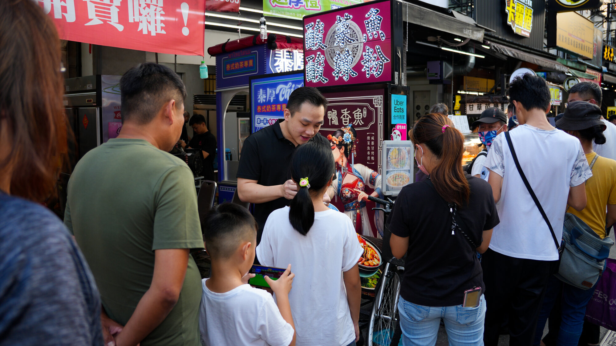 泰厚 CHILL 總部夥伴在加盟店開幕當天於現場協助服務客人