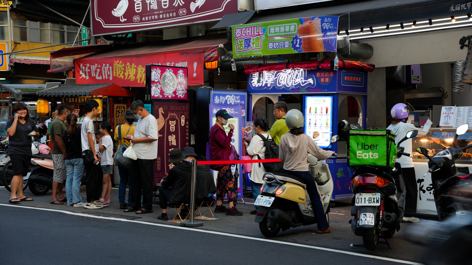 泰厚 CHILL 加盟店開幕當天 — 店面排隊人潮、$1 泰奶限時活動、Uber Eats 外送同步上線