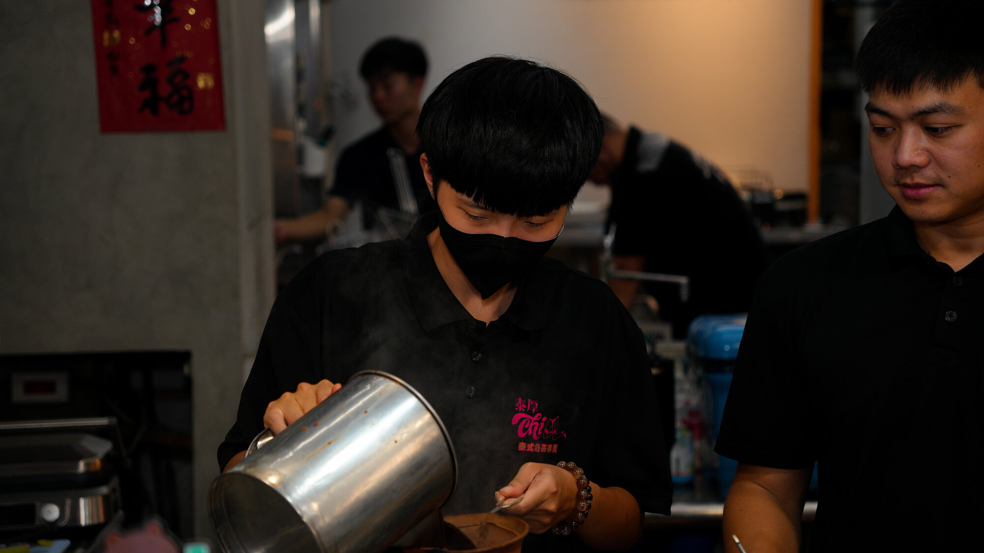 泰厚 CHILL 總部師傅至加盟店手把手指導泰式手沖奶茶製作